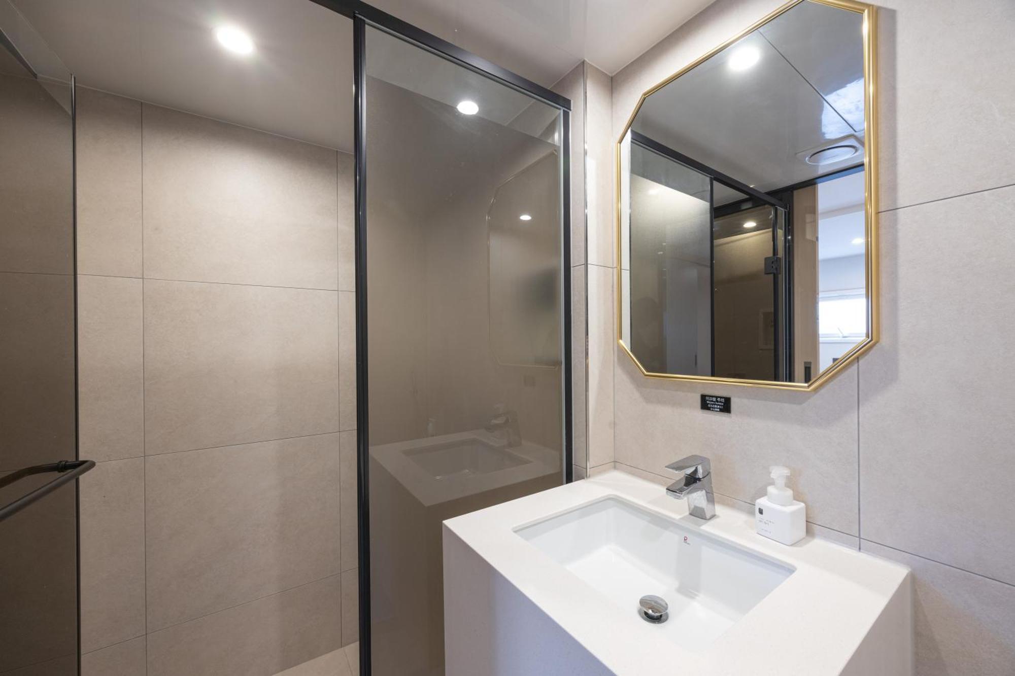 Hotel Bellus Busan Bagian luar foto